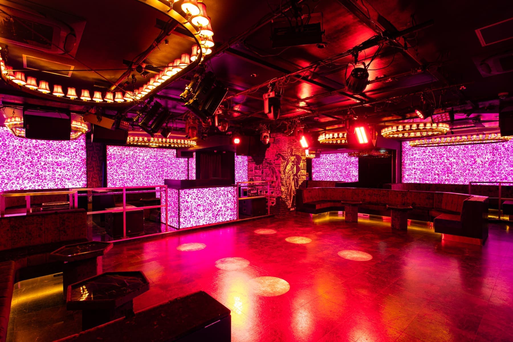 GHOST OSAKAのメインフロア。DJブース、壁画、シャンデリアを望む店内